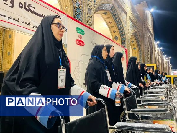 خدمت جوانان هلال‌احمر همدان به زائران رضوی در طرح ملی «قدم به قدم در مسیر بهشت»