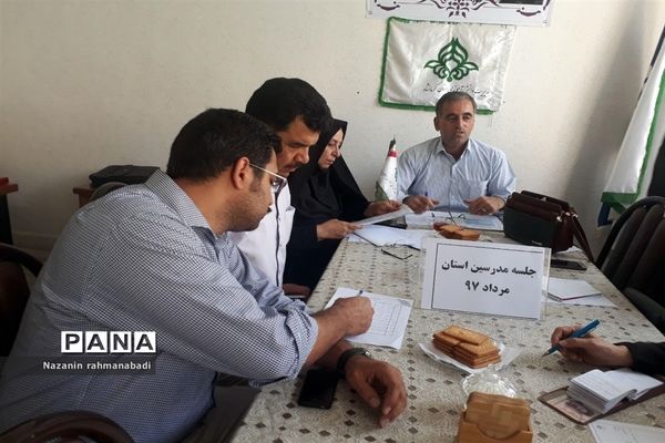 نشست هم اندیشی مدرسین برای اجرای اردوی آمادگی پیشتازان دختر در کرمانشاه