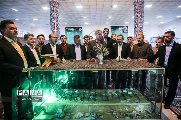 ادای احترام وزیر آموزش و پرورش  بر سر مزار شهدای گمنام در مشهد