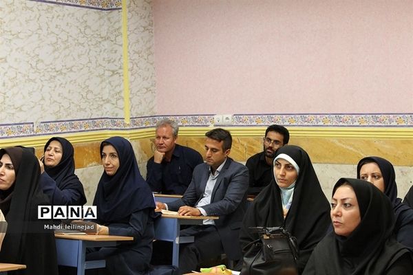 برگزاری جلسه تقویت حرفه ای  معلمان دوره اول ابتدایی استان البرز در مدرسه نرجس کرج