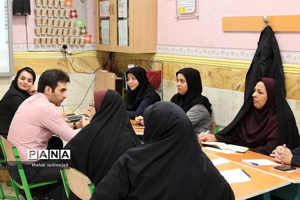 برگزاری جلسه تقویت حرفه ای  معلمان دوره اول ابتدایی استان البرز در مدرسه نرجس کرج