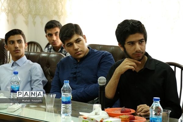 نشست صمیمی خبرنگاران پانا با مدیر کل آموزش و پرورش آذربایجان شرقی به مناسبت روز خبرنگار