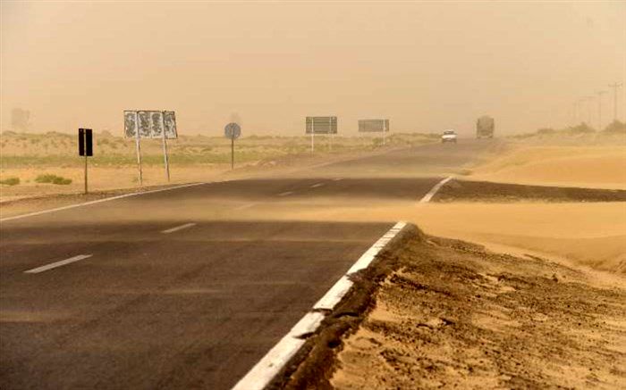 توفان و آلودگی هوا ادارات منطقه سیستان را تعطیل کرد
