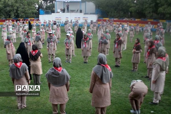تمرین پیرامید دانش آموزان پیشتاز دختر در اردو ملی ۹۷