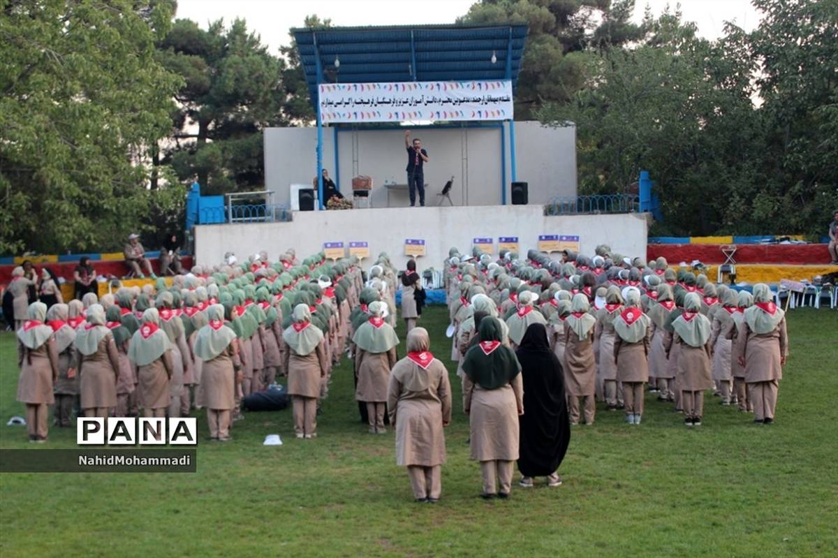 تمرین پیرامید دانش آموزان پیشتاز دختر در اردو ملی ۹۷