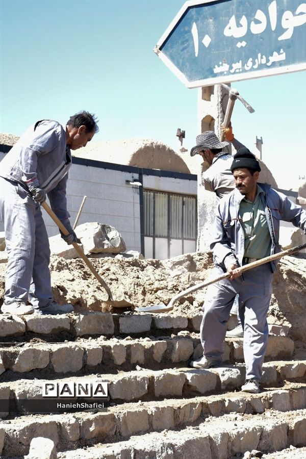 سنگ فرش کردن حاشیه خیابان در بلوار جوادیه