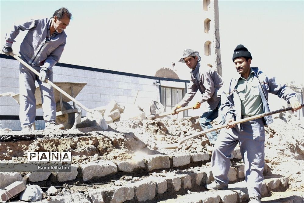 سنگ فرش کردن حاشیه خیابان در بلوار جوادیه