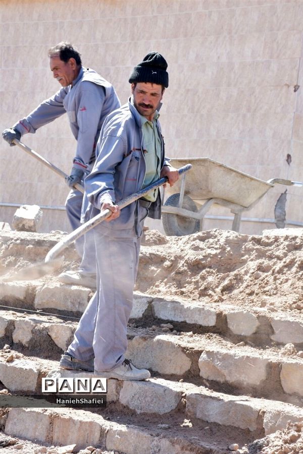 سنگ فرش کردن حاشیه خیابان در بلوار جوادیه