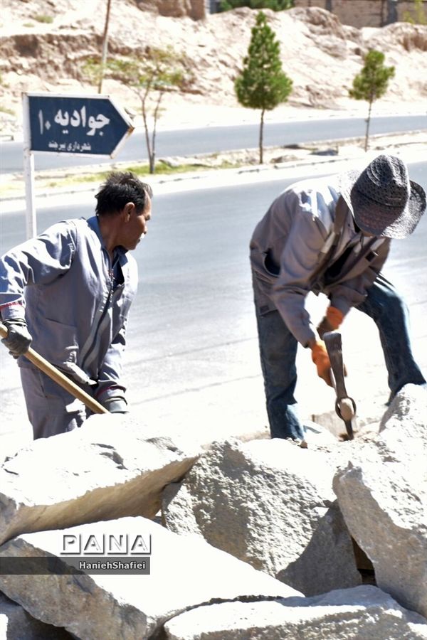 سنگ فرش کردن حاشیه خیابان در بلوار جوادیه