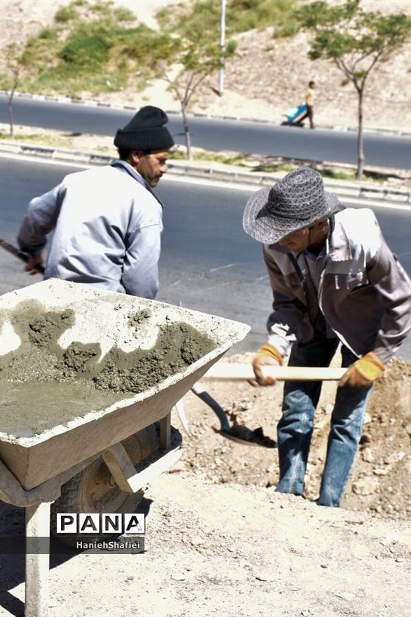 سنگ فرش کردن حاشیه خیابان در بلوار جوادیه