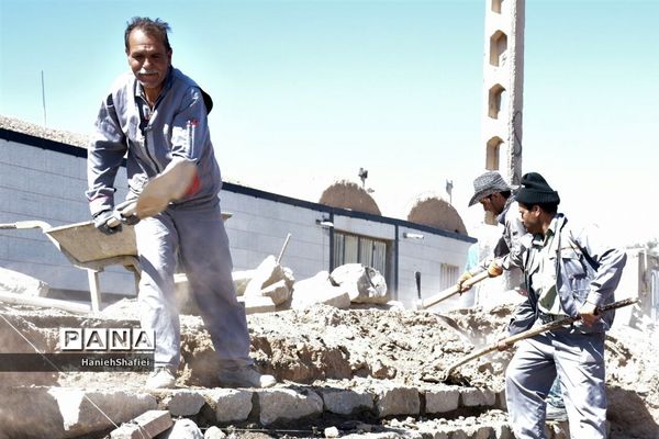 سنگ فرش کردن حاشیه خیابان در بلوار جوادیه