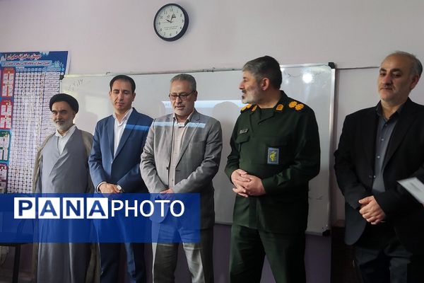 دیدار و تکریم مسئولین شهری با فرهنگیان دبستان ستایش و صابران یک به مناسبت هفته معلم