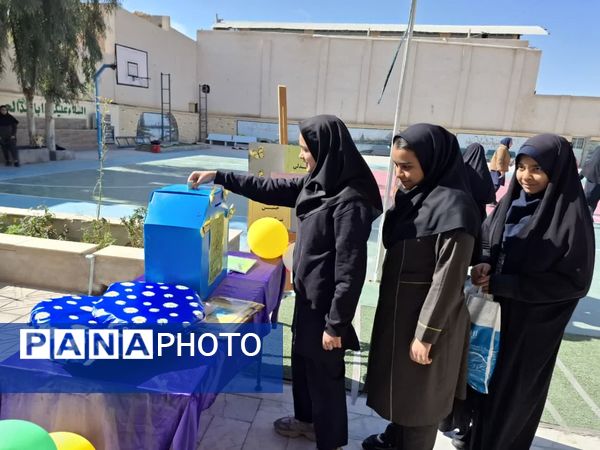 برگزاری بهار همدلی شکوه مهربانی جشن نیکوکاری در دبیرستان عفت