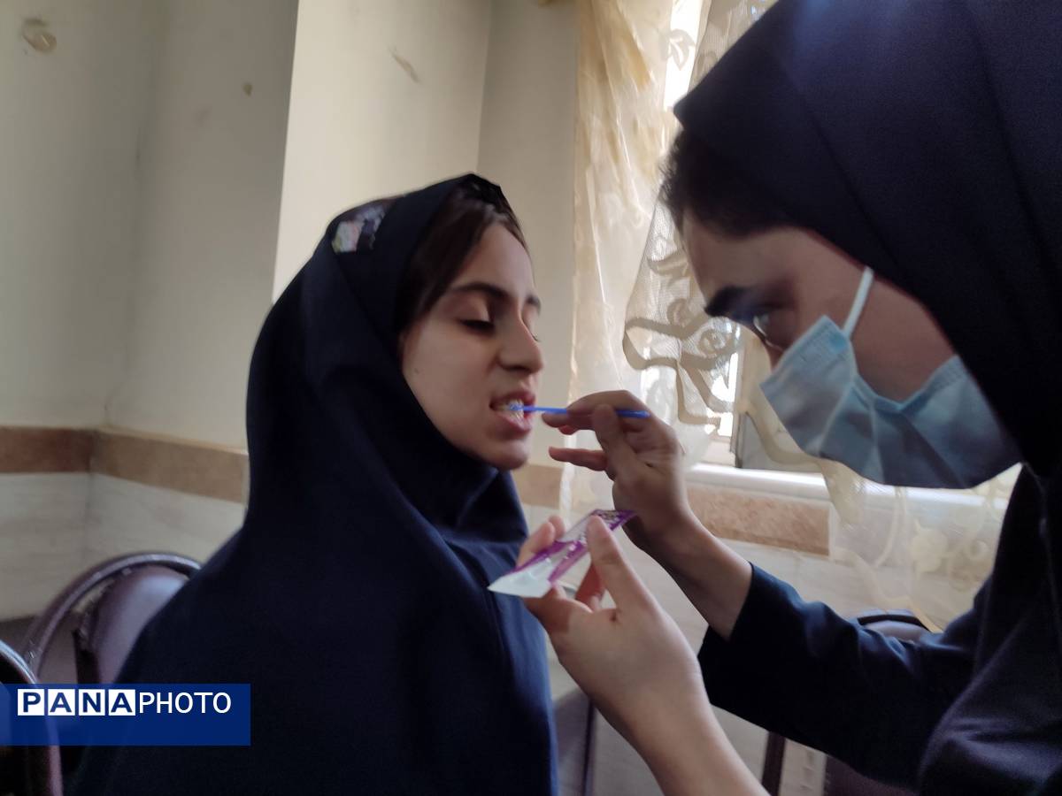 اجرای طرح سلامت دهان و دندان و فلوراید تراپی در مدرسه مریم بهارستان دو 