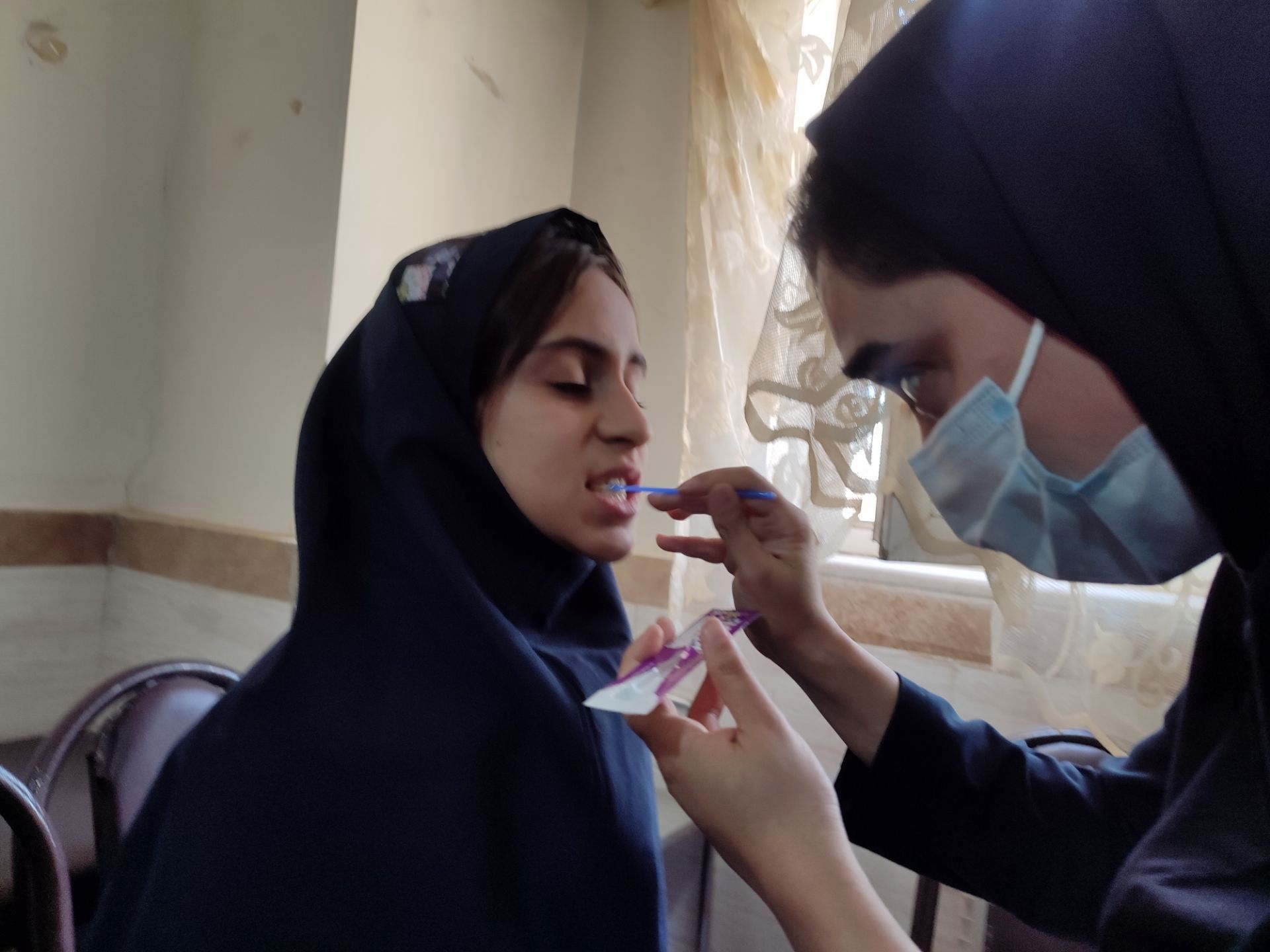 اجرای طرح سلامت دهان و دندان و فلوراید تراپی در مدرسه مریم بهارستان دو 