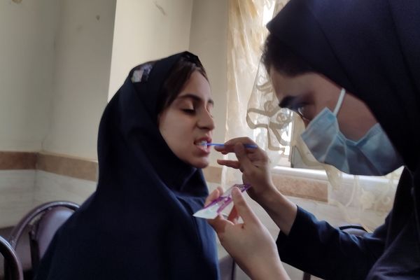 اجرای طرح سلامت دهان و دندان و فلوراید تراپی در مدرسه مریم بهارستان دو 