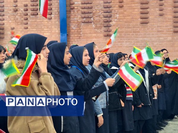 نواخته شدن زنگ انقلاب اسلامی توسط استاندار اصفهان