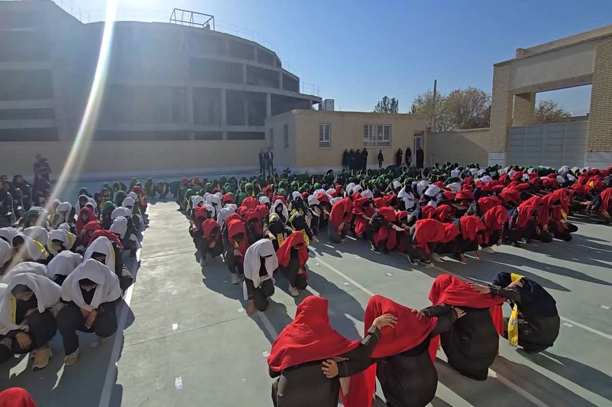 نمایش خلاقانه «پیرامید امید» دانش‌آموزان یزدی 