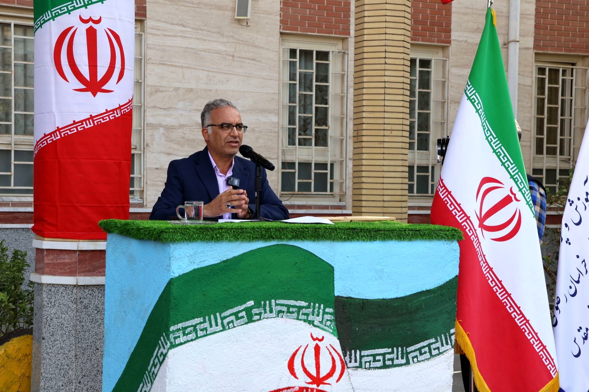 مدرسه سنگر امروز برای مبارزه با جهل و تهاجم فرهنگی است
