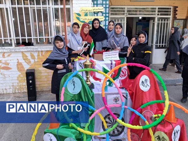حرکات ورزشی و نمایشی در افتتاحیه المپیاد درون مدرسه‌ای