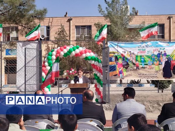 افتتاح چمن مصنوعی دبیرستان نمونه دولتی دانش کاشمر 