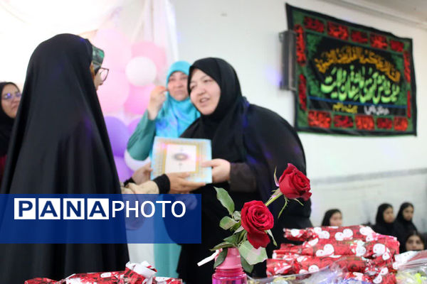 تقدیر از دانش آموزان برتر دبیرستان دخترانه سیداحمد فاتحی یک قم 