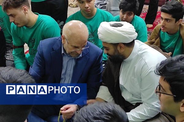 حضور رئیس مجلس شورای اسلامی در بین نوجوانان معتکف