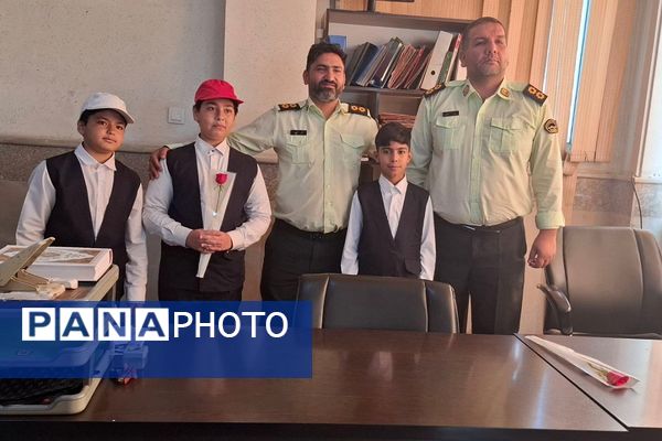 تقدیر دانش‌آموزان مدارس منطقه کهریزک از فرماندهان انتظامی کلانتری ۱۷۰ کهریزک و ۱۷۵ باقرشهر 
