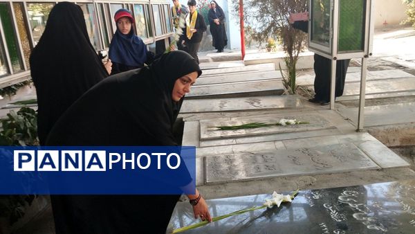 مراسم غبارروبی و عطرافشانی مزار شهدای 400 دستگاه ناحیه 3 کرج در هفته دفاع مقدس