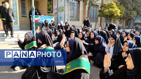 حال‌وهوای معنوی دانش‌آموزان در استقبال از پیکر شهید ۲۳ ساله در مدرسه شهید عصمت ناحیه 3 کرج 