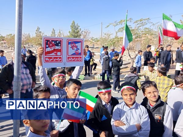 قدم‌های کوچک، ایمان‌های بزرگ؛ حضور باشکوه دانش‌آموزان دبستان برادران ابراهیمی‌نیا در ۱۳ آبان