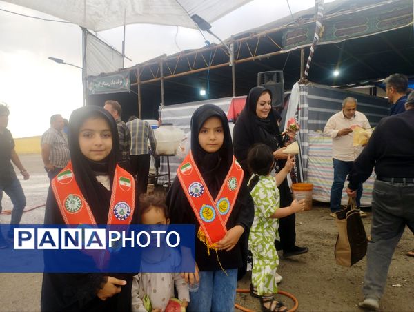 خدمت‌رسانی فرهنگیان و دانش‌آموزان پیشتاز زنجانی در موکب هیات رزمندگان ایجرود