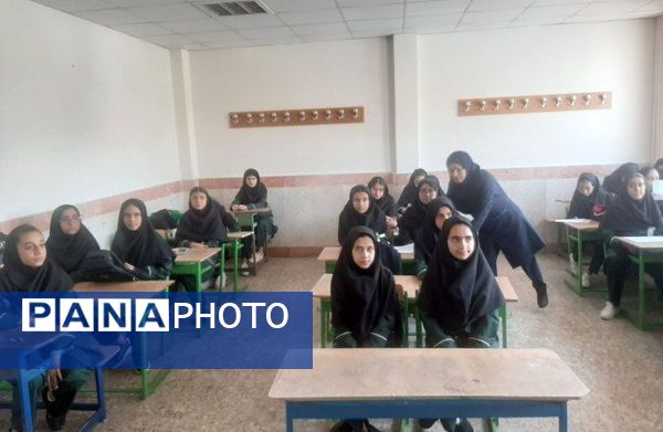 جشن جوانه‌ها و مراسم آغاز پایه هفتم در دبیرستان دخترانه فاطمه الزهرا در شهرستان فیروزکوه