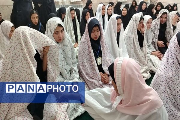اقامه نماز جماعت در دبیرستان شهید مجید دهنوی نیشابور