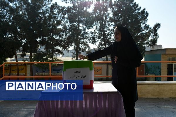 تجربه تمرین دموکراسی دانش‌آموزان مدرسه حکمت در انتخابات شورای دانش‌آموزی