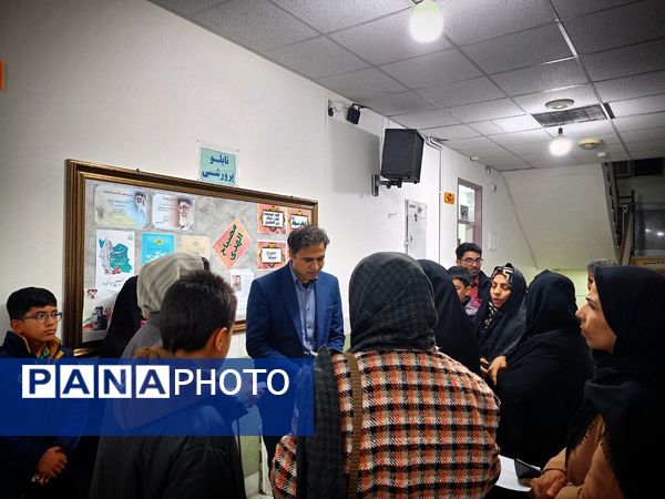 تحویل کارنامه هشدار دانش آموزان به اولیا دبیرستان میثاق