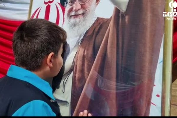 ادای احترام دهه نودی‌های میبد به مقام معظم رهبری