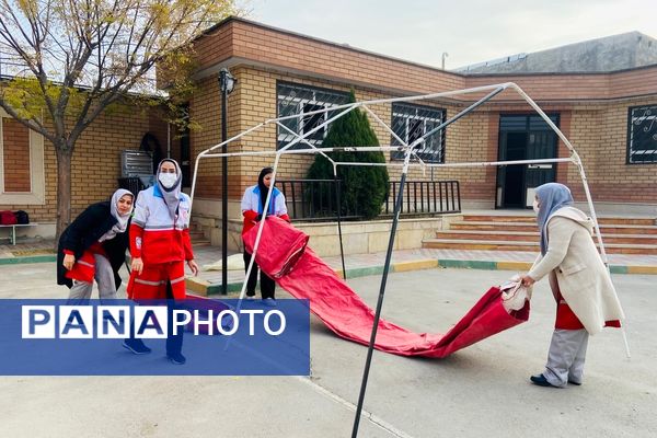 پشت‌صحنه آماده‌سازی مانور زلزله در مدرسه استاد مطهری رباط‌کریم