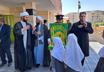  مراسم پرچم‌گردانی حرم مطهر رضوی توسط خادمین امام رضا(ع) در دبستان شقایق‌های صفادشت