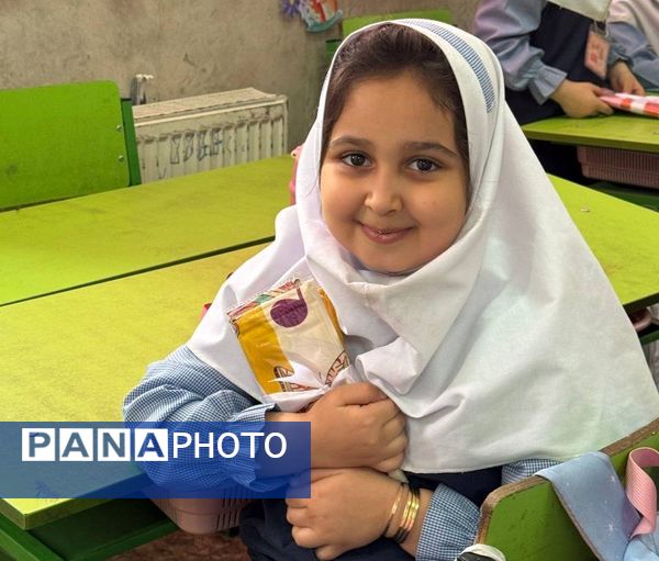 شکوفه های لبخند در آموزشگاه شاهد فرهنگ پیشوا؛ جشن روز دختر با رنگ شادی و هدیه