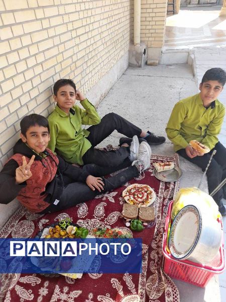 ناهار وحدت با طعم  شادی و لذت در مدرسه شاهد حاج مصلحیان