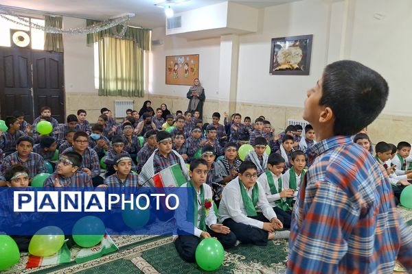 آرزوی فرج و سلامتی صاحب الزمان (عج) با دست‌های کوچک دانش‌آموزان شیرازی
