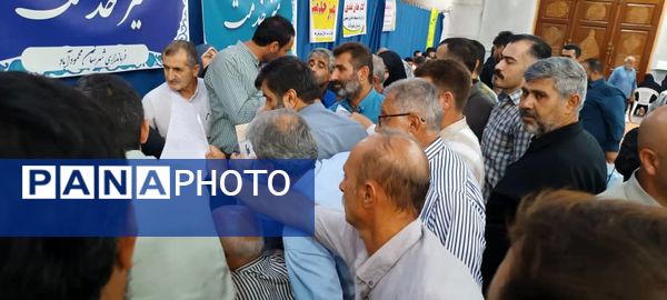 برپایی میز خدمت ادارات در مصلای نماز جمعه شهرستان محمودآباد
