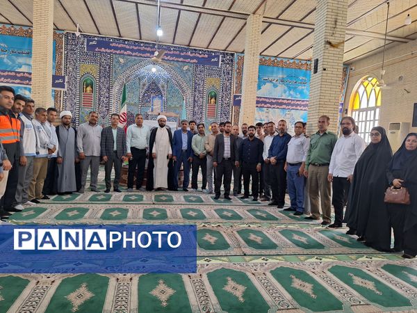 برپایی میز خدمت ادارات شهرستان حاجی آباد در نماز جمعه به‌مناسبت هفته دولت