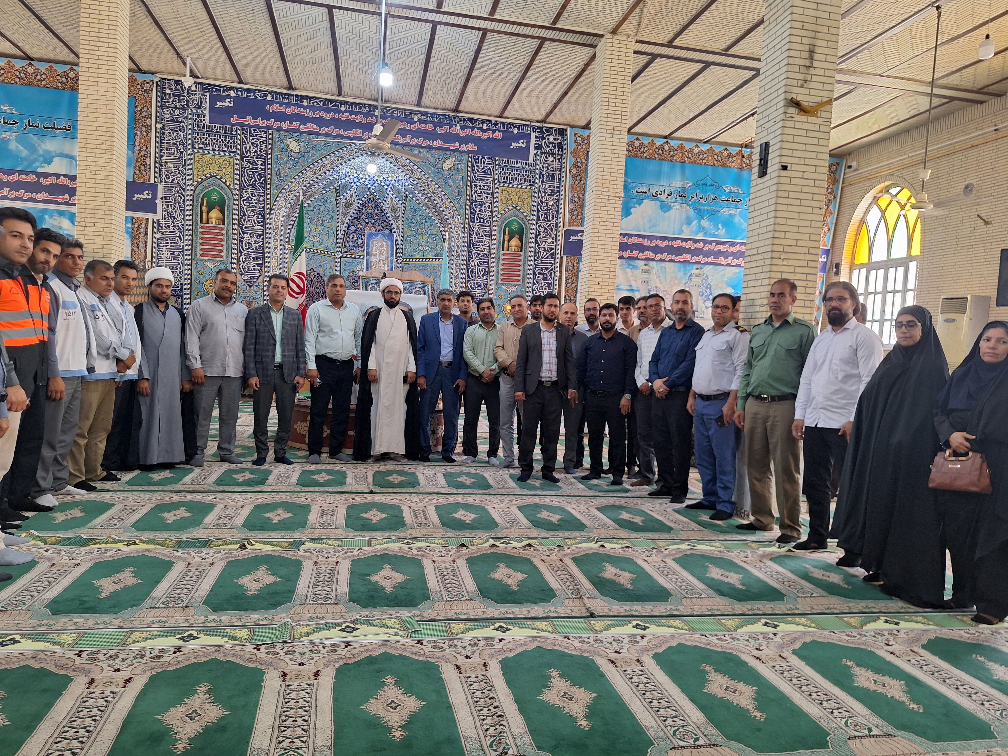 برپایی میز خدمت ادارات شهرستان حاجی آباد در نماز جمعه به‌مناسبت هفته دولت