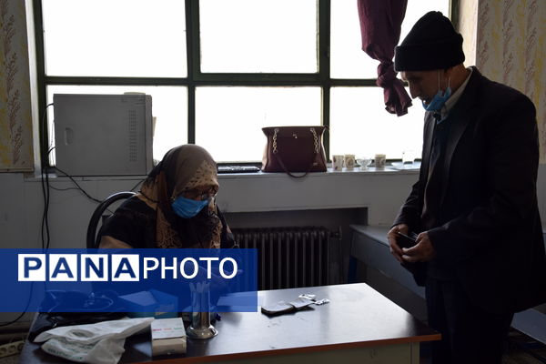 برپایی میز خدمت‌رسانی درمانی در دبیرستان شهید صدوقی با همکاری نهادهای جهادی