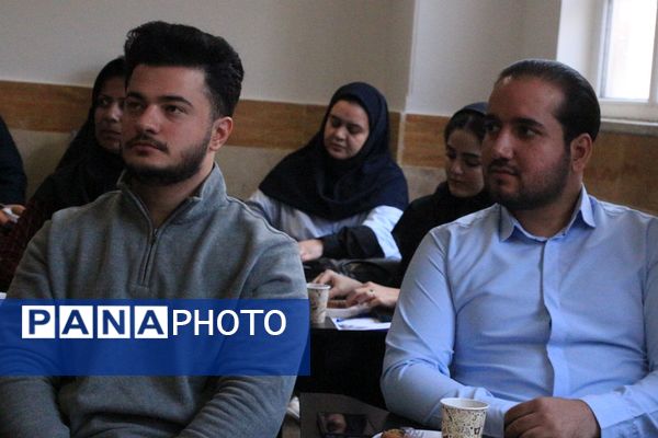  کارگاه دانش‌افزایی زبان انگیلیسی در دبیرستان‌ولایت بهارستان‌دو