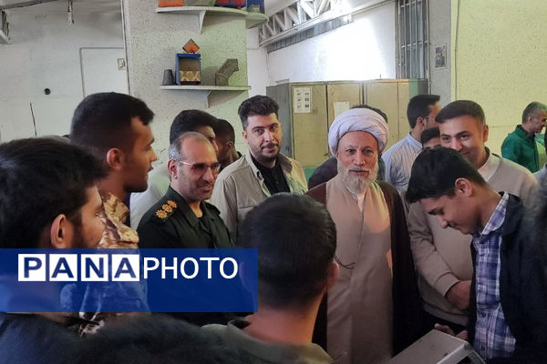 بازدید نماینده ولی فقیه استان فارس از هنرستان طالقانی در آستانه هفته بسیج