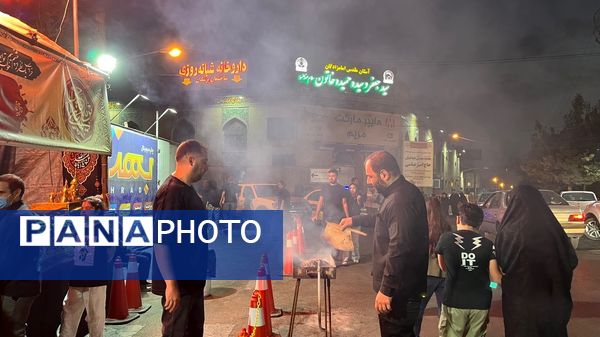 نوجوانان تهرانی هم‌نوا با اسرای کربلا به سوگ امام حسین (ع) نشستند