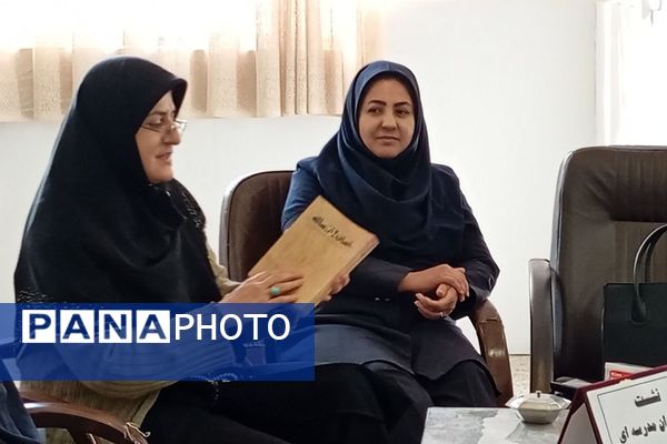 نشست کتابخوان مدرسه‌ای در دبیرستان دخترانه جوادالائمه بهارستان‌دو